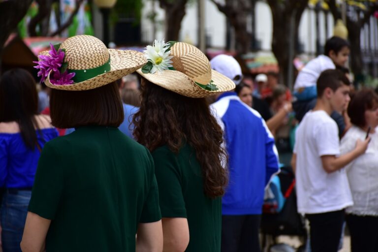 Zwei Personen mit blumengeschmückten Strohüten beim São João Johannisfest