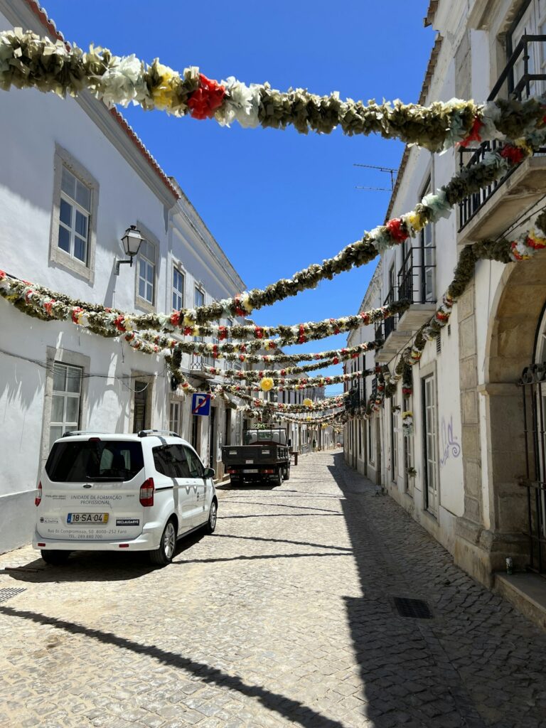 Mit bunten Blumengirlanden geschmückte Straße beim portugiesischen Johannisfest São João